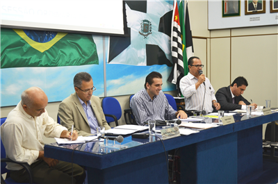 Tiãozinho usa a palavra durante debate com representantes dos Correios