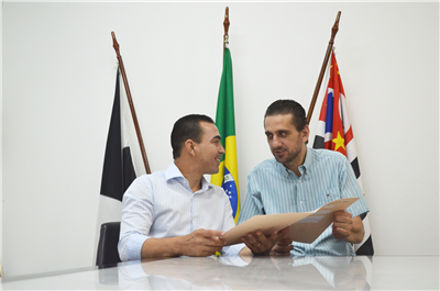 Bill e Barilon durante entrega de ofício de devolução de recursos