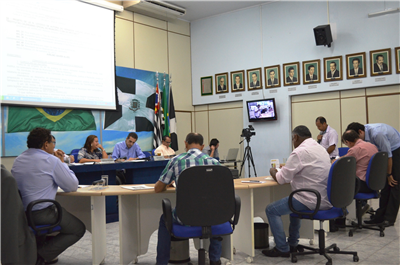 Vereadores aprovaram, ontem, redução de salários aos comissionados