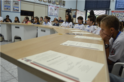 Sessão de posse dos vereadores estudantes ocorreu no plenário da Câmara